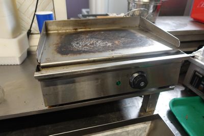 une cuisinière équipée d'un gril, dans une cuisine