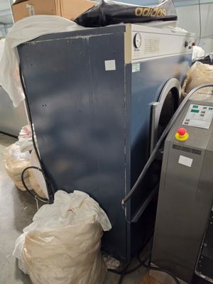 une photo montrant une machine à laver et d'autres objets dans une pièce