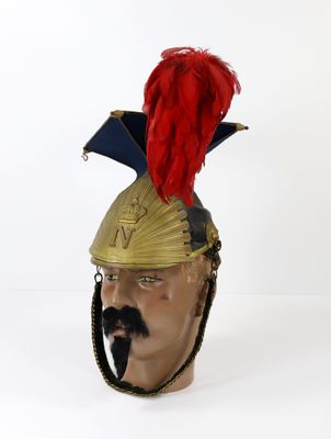 la tête d'un homme portant un casque orné d'une plume rouge