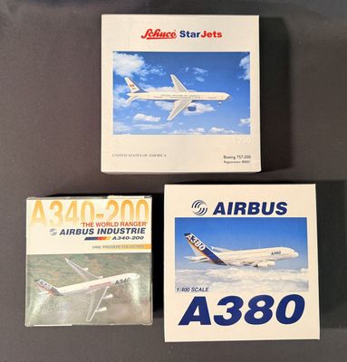 trois livres posés sur une table, avec une image d'avion