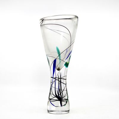 un vase en verre transparent orné d'un motif bleu et vert