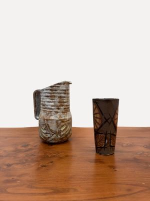 deux vases posés sur une table l'un à côté de l'autre