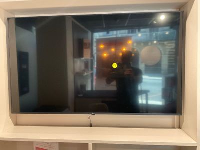 quelqu'un est en train de se prendre en photo dans le reflet d'une vitrine