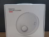 La boîte de l'aspirateur robot est ouverte sur la table.