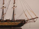 une maquette de bateau exposée sur une surface blanche