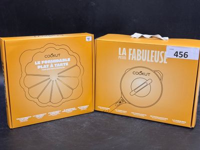 deux boîtes sur une table, avec à l'intérieur l'image d'une horloge