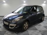 la photo d'une petite voiture garée dans un garage