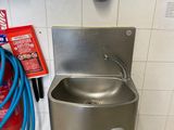 un évier en acier inoxydable muni d'un tuyau