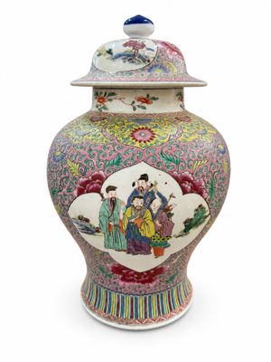 un vase muni d'un couvercle orné d'une peinture