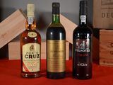 trois bouteilles de vin posées l'une à côté de l'autre sur une table