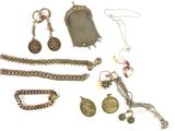 de nombreux colliers et bracelets posés sur un fond blanc