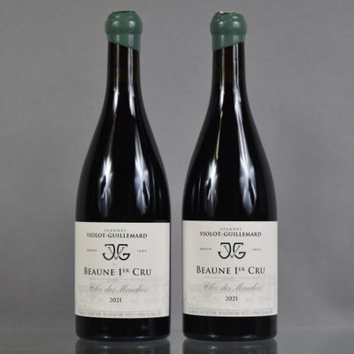 deux bouteilles de vin sont posées côte à côte sur une table