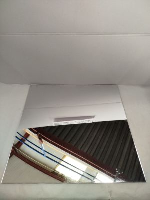le reflet d'une planche de surf sur un miroir dans une salle de bains