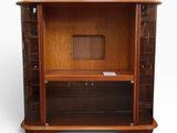 une armoire en bois avec une porte vitrée et des étagères