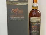 l'image d'une bouteille de whisky posée à côté d'une boîte