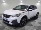 la voiture blanche est garée dans le garage sur un sol en damier