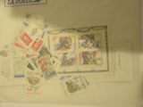 une photo d'une boîte avec des timbres à l'intérieur