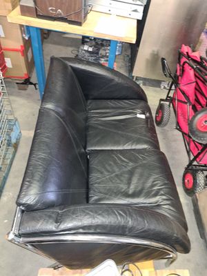 Meubles de salon comprenant un canapé deux places, deux faut…