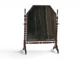 un miroir posé sur un support, sur une surface blanche