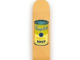 une boîte de soupe Campbell's posée sur un skateboard, sur fond blanc