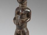 une image d'une statue en bois représentant un homme tenant un bébé