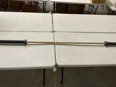 quatre tables sur lesquelles est posée une queue de billard