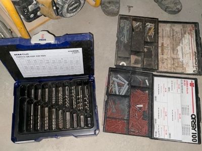 une boîte à outils posée par terre à côté d'une paire de chaussures