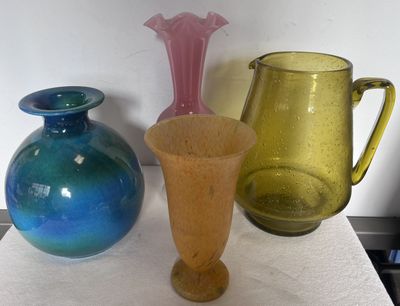 trois vases posés sur une table l'un à côté de l'autre