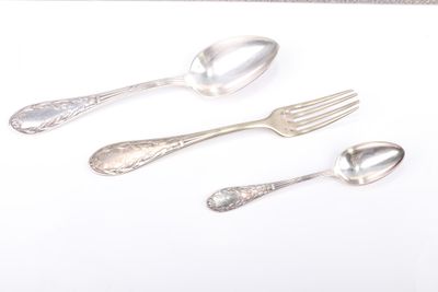 trois cuillères, une fourchette et une cuillère sur une table