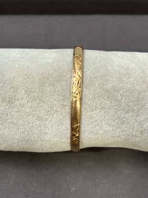 un gros plan sur une serviette de table sur laquelle repose une bague en or