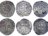 six pièces d'argent ornées d'une croix et d'une croix au centre