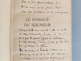 un livre ouvert avec une écriture dessus, posé sur une table