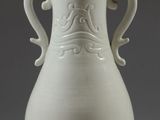un vase blanc posé sur une table