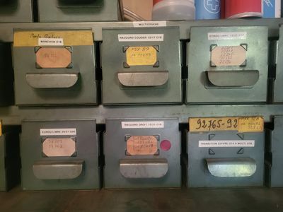 beaucoup de cartons étiquetés dans une pièce