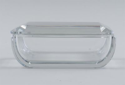 une image représentant un récipient en verre transparent posé sur une surface blanche
