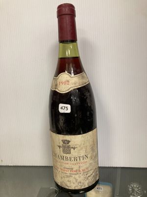 une bouteille de vin posée sur une table
