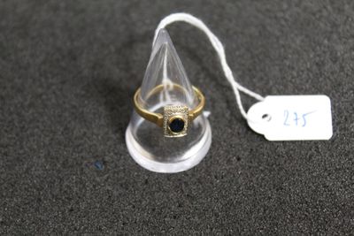 une bague en or sertie d'une pierre noire