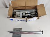 une boîte à outils posée sur une table à côté d'un marteau