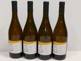 trois bouteilles de vin posées sur une table l'une à côté de l'autre