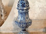 un vase bleu et blanc posé sur une table