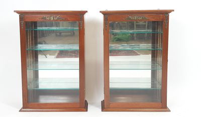 paire de vitrines anciennes avec des étagères en verre de chaque côté