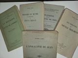 plusieurs livres sont empilés sur une table