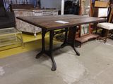 une table sur laquelle est posé un banc, au milieu d'une pièce