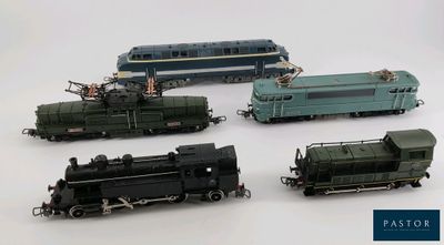 plusieurs petits trains sont alignés sur une surface blanche