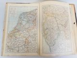 un livre ouvert contenant une carte de l'Angleterre et du Pays de Galles