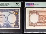 trois types différents de billets de banque exposés dans une vitrine