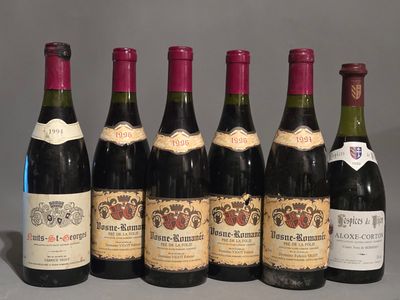 plusieurs bouteilles de vin sont alignées sur une table