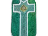 un bavoir vert et blanc orné d'une croix et d'un soleil