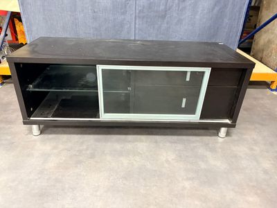 une photo d'un meuble TV avec une porte vitrée