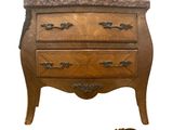 une image représentant une commode en bois avec une clé